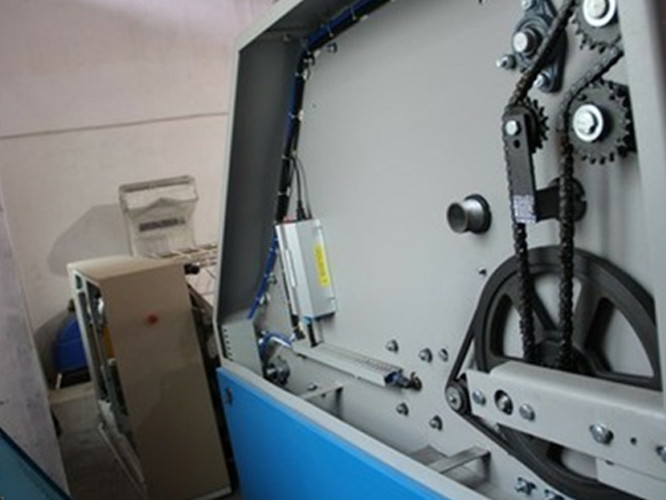 
		床單折疊機
	(圖1)