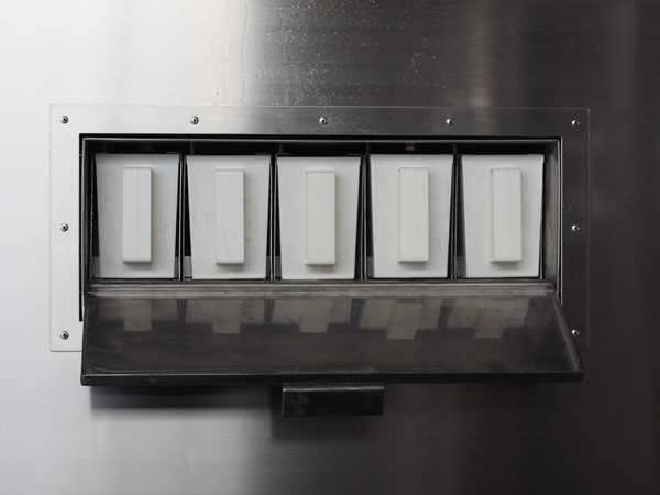 
		全自動工業洗衣機
	(圖16)